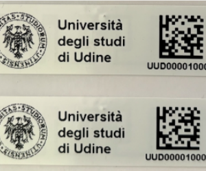 ETICHETTE F.TO 74X20MM COLLANTE PERMANENTE TAG RFID EPC PER CESPITI RFID NON ON-METAL COMPLETE DI SERVICE PER LA INIZIALIZZAZIONE CHIP E STAMPA A TRASFERIMENTO TERMICO SU FRONTALE CON LOGO-QRCODE E DATO IN CHIARO confezione minima 4.000pz.